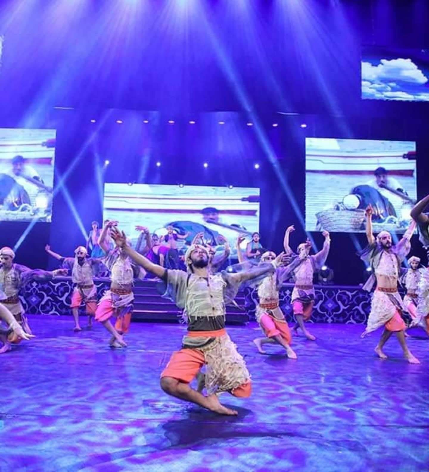 Full-stage performance frame